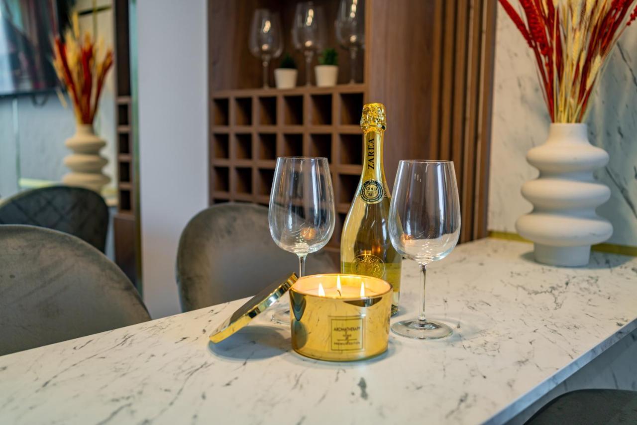 Golden View - Breathtaking Location In Bucharest Appartement Buitenkant foto