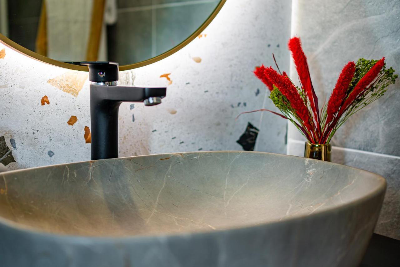 Golden View - Breathtaking Location In Bucharest Appartement Buitenkant foto